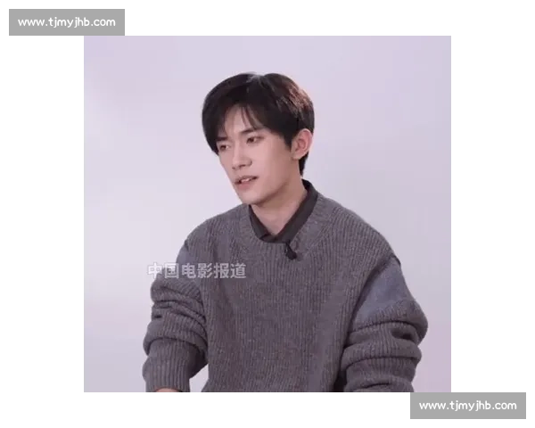 中戏补办毕业礼：易烊千玺现身，合影热潮暖了青春缺口